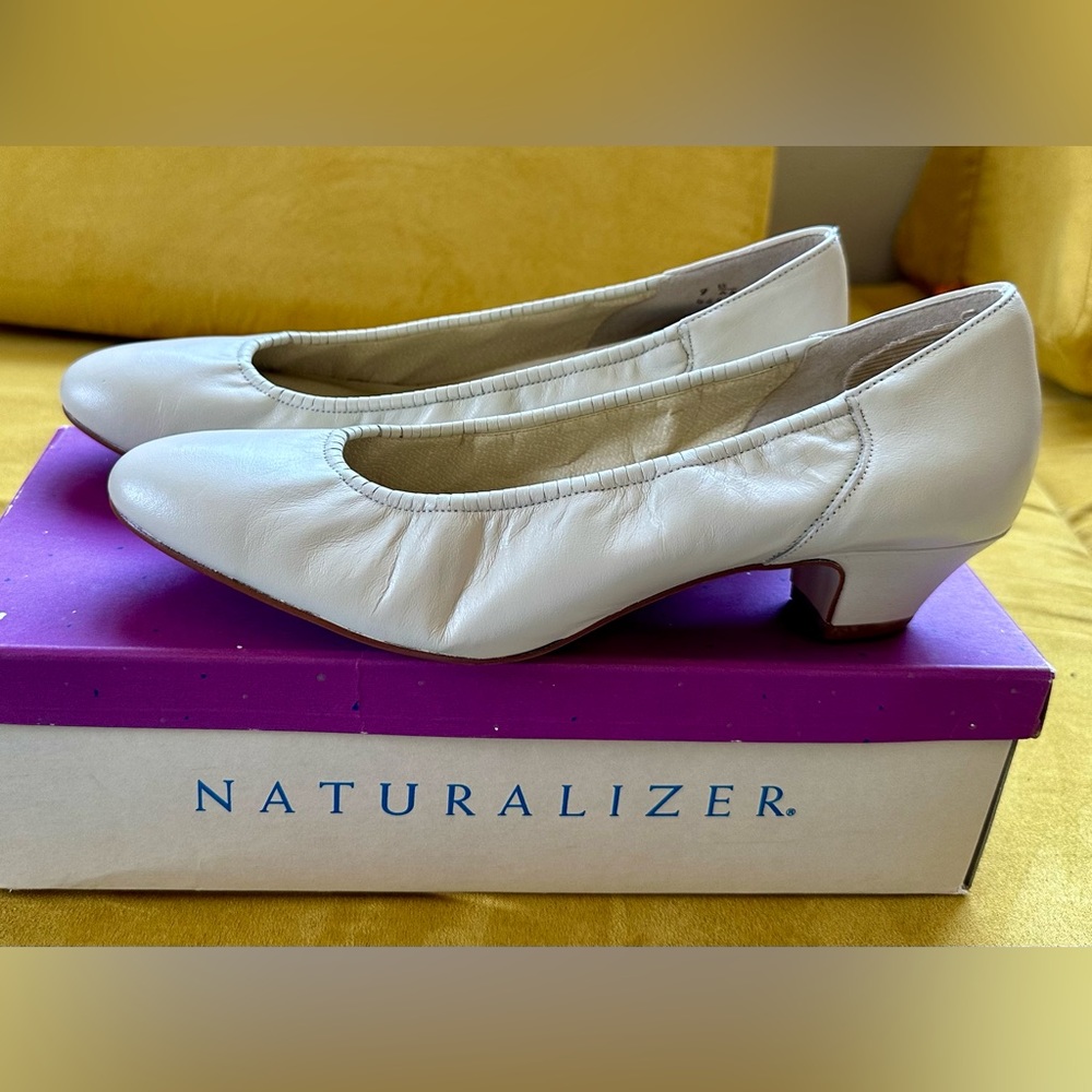 Naturalizer Roslyn Bone Leather Heels Size 9